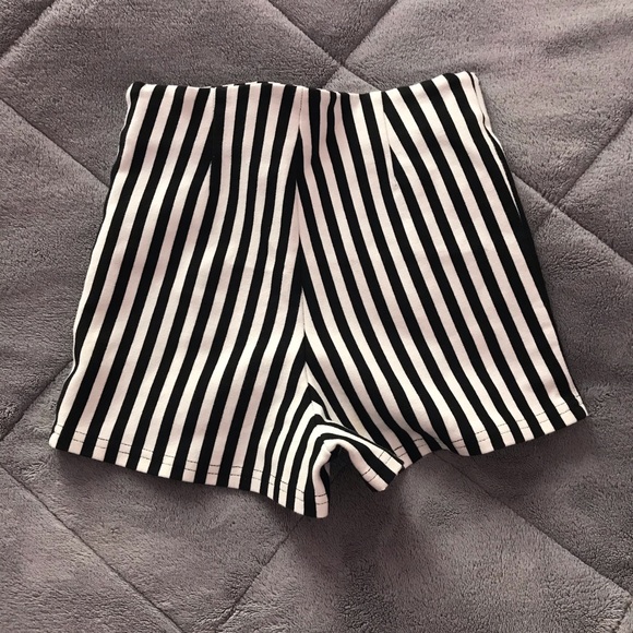 ๐ HIGH WAISTED SHORTS ๐ - Picture 2 of 4